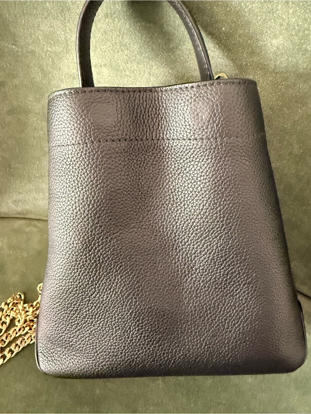 Stow London Mini Curve Crossbody Bag in Leather with Gold Chain Strap - Picture 8 of 13